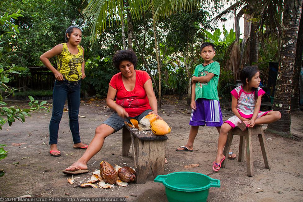 Preparando un coco en Lagunas.